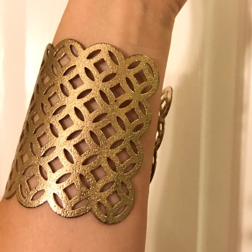 ⭐️ SALE ⭐️ 🆕 Stunning gold cuff adjustable